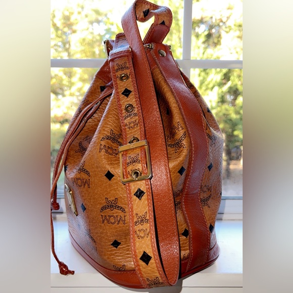 🛍️🛍️💫💫MCM Beautiful Authentic Made in Germany bucket shoulder bag. 🛍️🛍️💫 - Picture 11 of 16